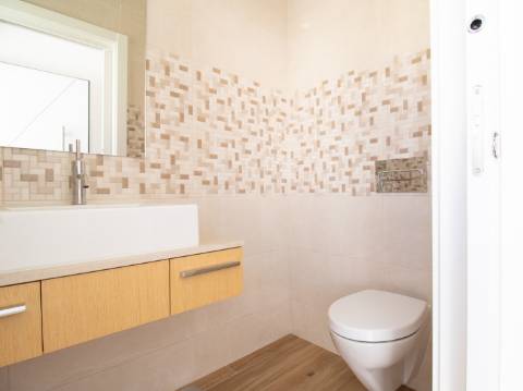 Moradia Moderna com Piscina a 5 Minutos das Praias de Altura