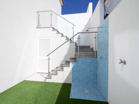 Moradia Moderna com Piscina a 5 Minutos das Praias de Altura