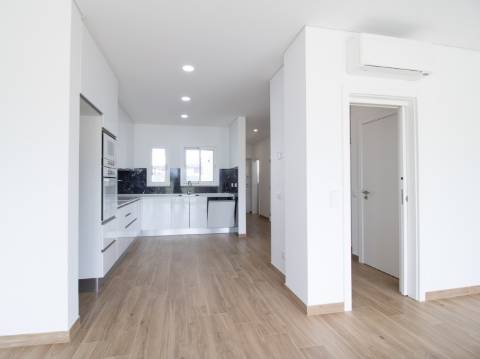 Moradia Moderna com Piscina a 5 Minutos das Praias de Altura