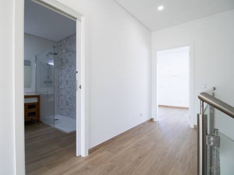 Moradia Moderna com Piscina a 5 Minutos das Praias de Altura