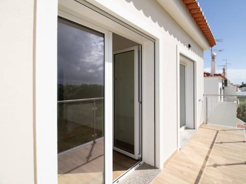 Moradia Moderna com Piscina a 5 Minutos das Praias de Altura