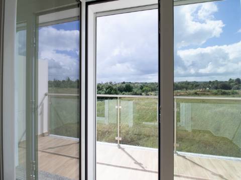 Moradia Moderna com Piscina a 5 Minutos das Praias de Altura