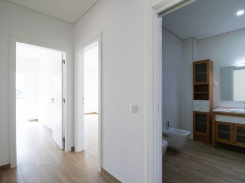 Moradia Moderna com Piscina a 5 Minutos das Praias de Altura