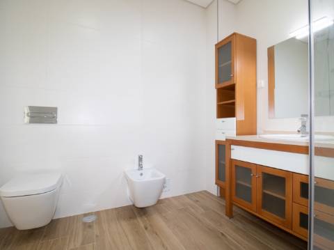 Moradia Moderna com Piscina a 5 Minutos das Praias de Altura