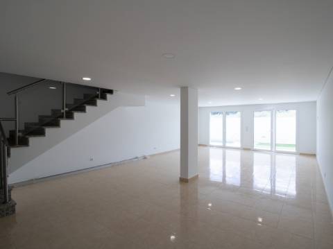 Moradia Moderna com Piscina a 5 Minutos das Praias de Altura