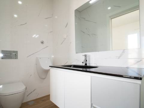 Moradia Moderna com Piscina a 5 Minutos das Praias de Altura