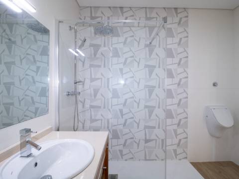 Moradia Moderna com Piscina a 5 Minutos das Praias de Altura