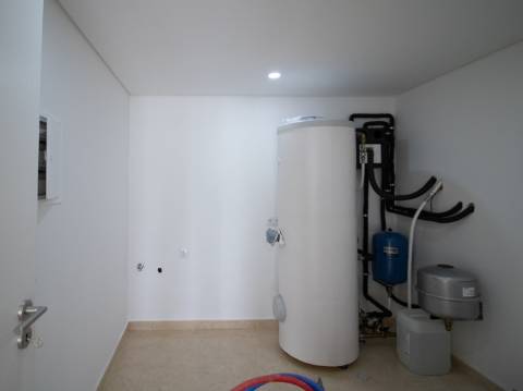 Moradia Moderna com Piscina a 5 Minutos das Praias de Altura