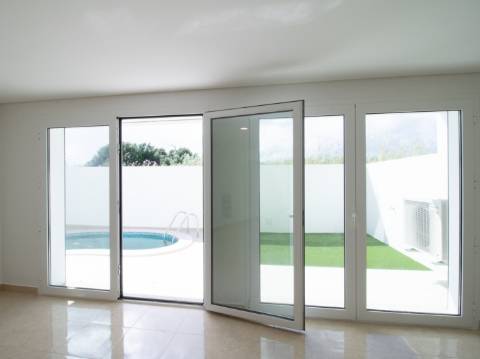 Moradia Moderna com Piscina a 5 Minutos das Praias de Altura