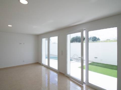 Moradia Moderna com Piscina a 5 Minutos das Praias de Altura