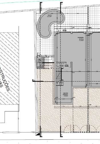 Moradia Moderna com Piscina a 5 Minutos das Praias de Altura