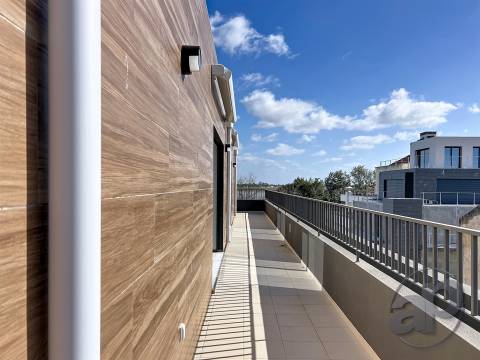 Penthouse T2 com Vista Rio e Amplas Varandas