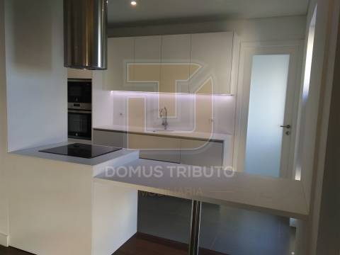 Apartamento T4 Totalmente,  Remodelado à Rotunda da Boavista, Porto