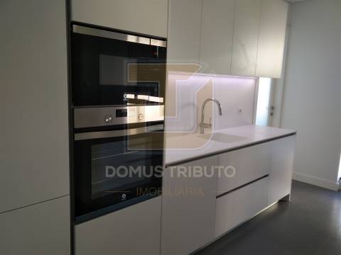 Apartamento T4 Totalmente,  Remodelado à Rotunda da Boavista, Porto
