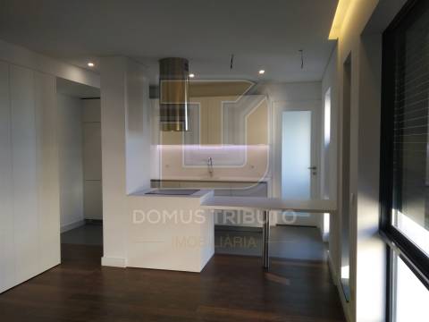 Apartamento T4 Totalmente,  Remodelado à Rotunda da Boavista, Porto