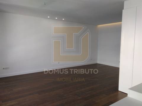 Apartamento T4 Totalmente,  Remodelado à Rotunda da Boavista, Porto