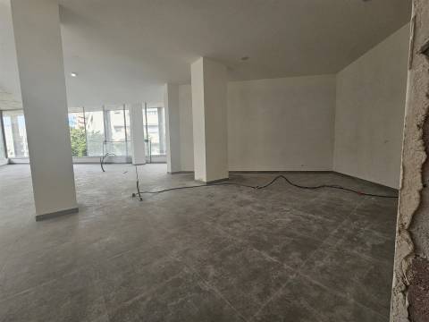 Loja junto ao metro Câmara no Centro de Matosinhos