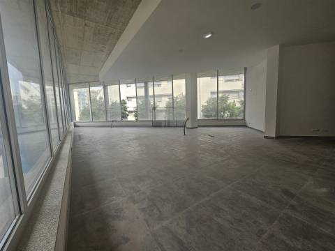 Loja junto ao metro Câmara no Centro de Matosinhos