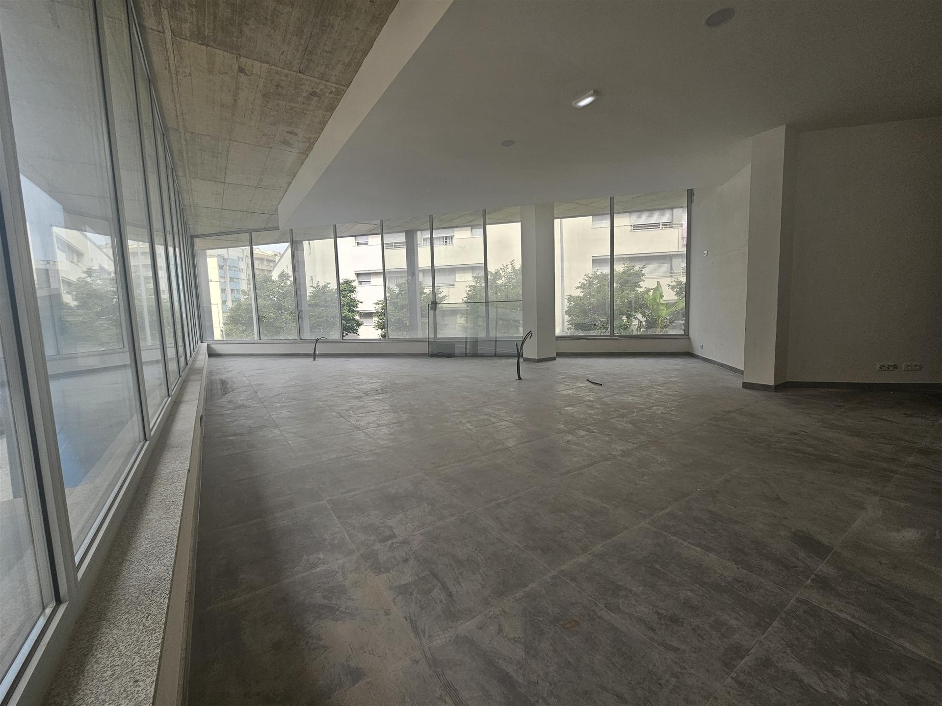 Loja com Lugar de Garagem,  junto ao metro Câmara no Centro de Matosinhos