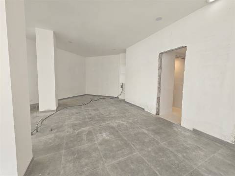 Loja com Lugar de Garagem,  junto ao metro Câmara no Centro de Matosinhos