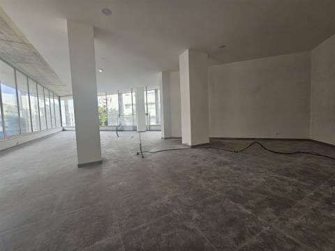 Loja com Lugar de Garagem,  junto ao metro Câmara no Centro de Matosinhos