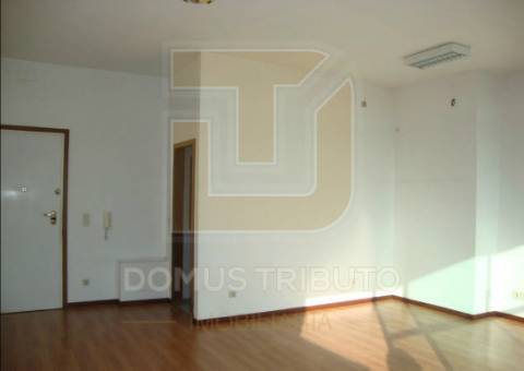 Escritório com Varanda e Lugar de Garagem no Centro de Matosinhos