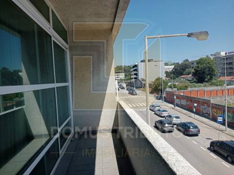 Escritório com Varanda e Lugar de Garagem no Centro de Matosinhos
