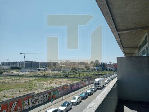 Escritório com Varanda e Lugar de Garagem no Centro de Matosinhos