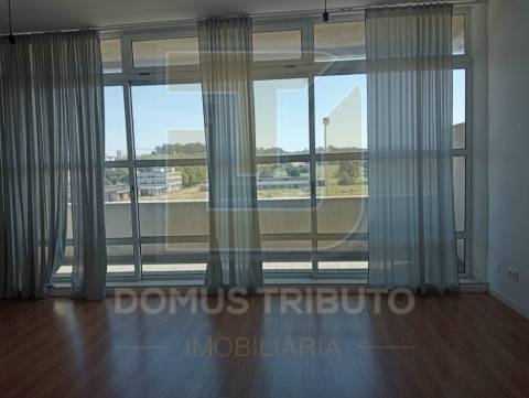 Escritório com Varanda e Lugar de Garagem no Centro de Matosinhos