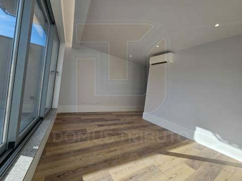 Apartamento T1 com Terraço –  a 40m do Rio Douro, Lordelo do Ouro, Porto