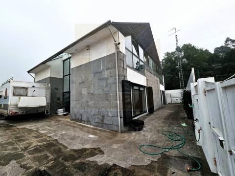 Moradia de 4 frentes, Traça única e Moderna com Piscina Aquecida, Aveleda