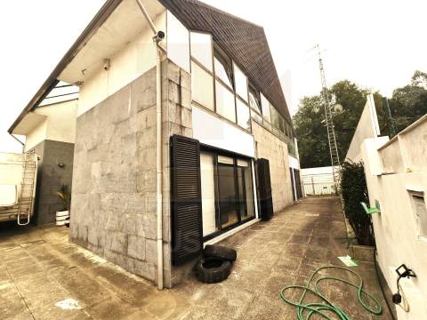 Moradia de 4 frentes, Traça única e Moderna com Piscina Aquecida, Aveleda