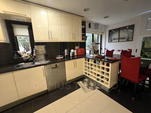 Moradia de 4 frentes, Traça única e Moderna com Piscina Aquecida, Aveleda