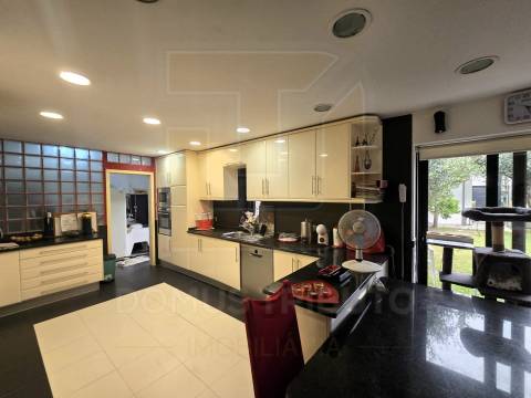 Moradia de 4 frentes, Traça única e Moderna com Piscina Aquecida, Aveleda