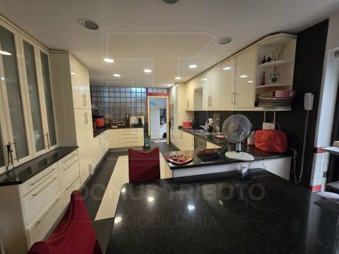 Moradia de 4 frentes, Traça única e Moderna com Piscina Aquecida, Aveleda