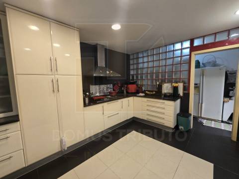 Moradia de 4 frentes, Traça única e Moderna com Piscina Aquecida, Aveleda