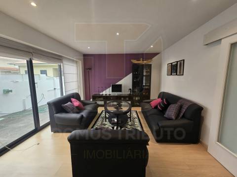 Moradia de 4 frentes, Traça única e Moderna com Piscina Aquecida, Aveleda