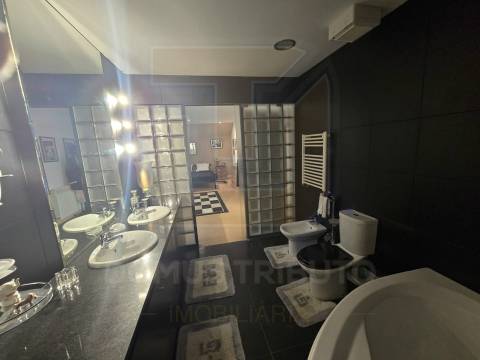 Moradia de 4 frentes, Traça única e Moderna com Piscina Aquecida, Aveleda