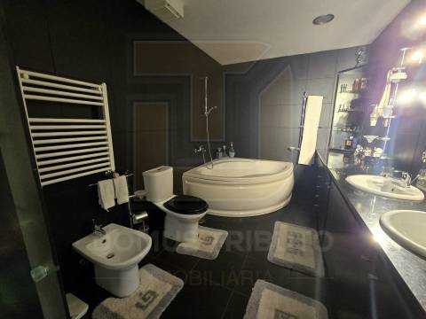 Moradia de 4 frentes, Traça única e Moderna com Piscina Aquecida, Aveleda