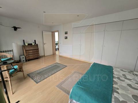 Moradia de 4 frentes, Traça única e Moderna com Piscina Aquecida, Aveleda