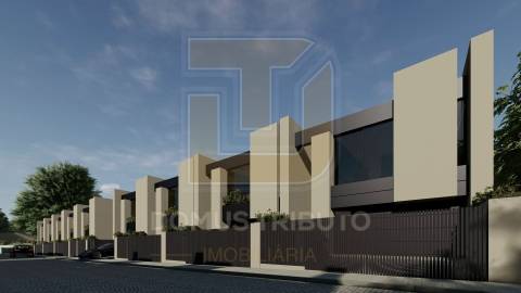 Moradia V3, 2 frentes, com 3 suítes, garagem fechada para 2 carros, varandas, terraços e jardim.