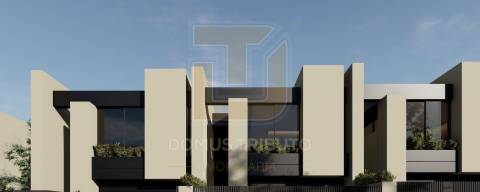 Moradia V3, 2 frentes, com 3 suítes, garagem fechada para 2 carros, varandas, terraços e jardim.