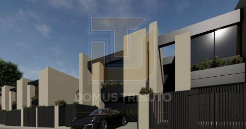 Moradia V3, 2 frentes, com 3 suítes, garagem fechada para 2 carros, varandas, terraços e jardim.