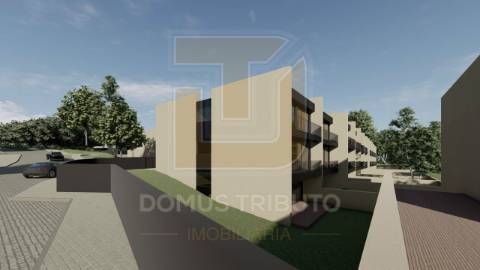 Moradia V3, 2 frentes, com 3 suítes, garagem fechada para 2 carros, varandas, terraços e jardim.