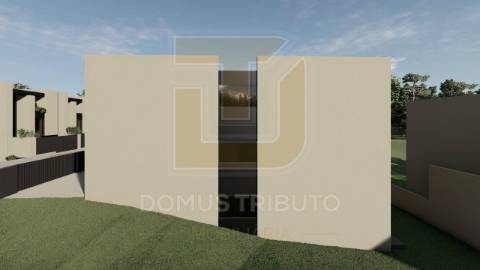 Moradia V3, 2 frentes, com 3 suítes, garagem fechada para 2 carros, varandas, terraços e jardim.