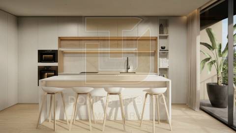 Moradia V3, 2 frentes, com 3 suítes, garagem fechada para 2 carros, varandas, terraços e jardim.