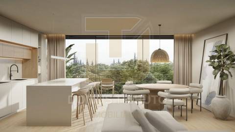 Moradia V3, 2 frentes, com 3 suítes, garagem fechada para 2 carros, varandas, terraços e jardim.