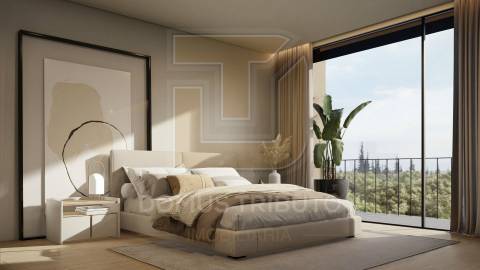 Moradia V3, 2 frentes, com 3 suítes, garagem fechada para 2 carros, varandas, terraços e jardim.