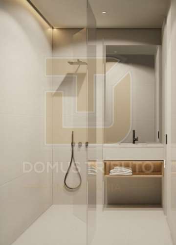 Moradia V3, 2 frentes, com 3 suítes, garagem fechada para 2 carros, varandas, terraços e jardim.