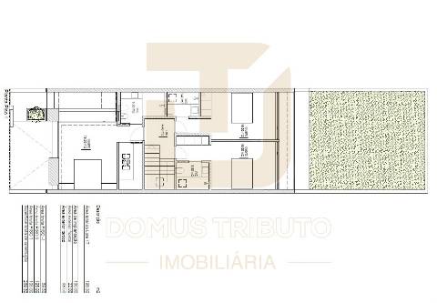 Moradia V3, 2 frentes, com 3 suítes, garagem fechada para 2 carros, varandas, terraços e jardim.